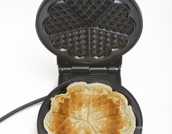 Вафли выпекать в электрической вафельнице.