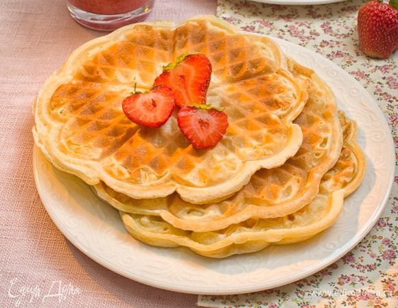 Подавать с вареньем, джемом или сиропом, украсив свежими ягодам.