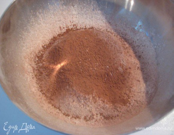 Просеять муку, крахмал и какао. 