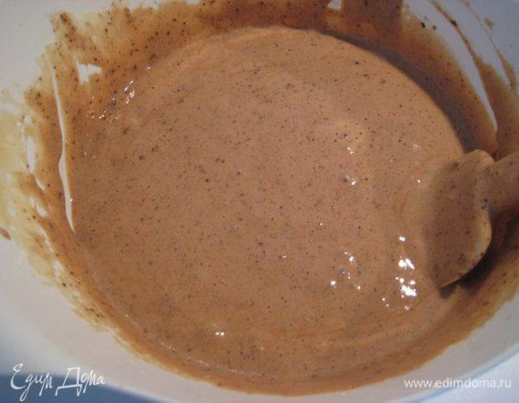 Аккуратно вмешать сыпучие ингредиенты в яичную массу лопаткой, масса не должна опасть.