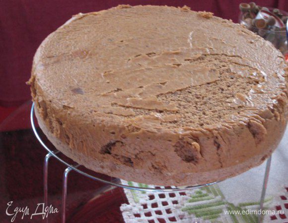 Форму d=28 см смазать мягким сливочным маслом, присыпать мукой, излишки муки стряхнуть, перелить тесто в форму. Выпекать 25 минут, готовность проверить деревянной шпажкой. Готовый бисквит остудить на решетке.
Бисквит получается нежный и невесомый. Перед нарезкой советую завернуть в пищевую пленку и убрать в морозильную камеру на полчаса, так бисквит проще нарезается на коржи.