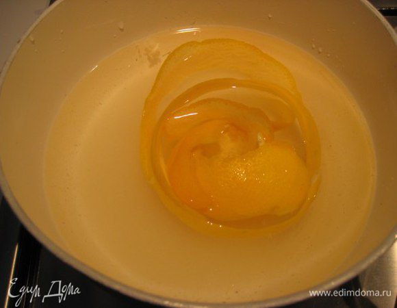 Апельсиновый сироп:
В сотейнике смешать воду с сахаром, довести до кипения и полного растворения сахара, добавить цедру апельсина ленточкой, остудить до комнатной температуры, влить ликер.
Ликер можно заменить на коньяк, если готовите детям — на апельсиновый сок.