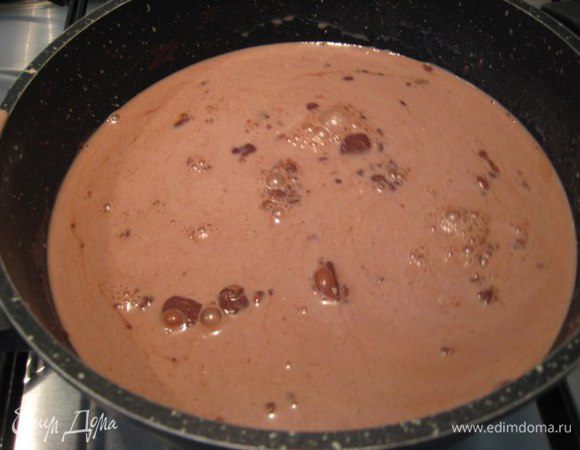 Крем:
В сотейнике смешать 100 г сахара, какао, влить молоко. Довести до кипения, помешивая венчиком.

