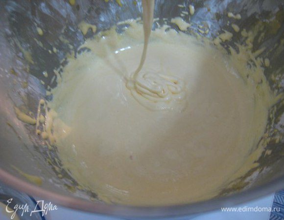 Тем временем взбить желтки с сахаром до бела, ввести крахмал, снова взбить.