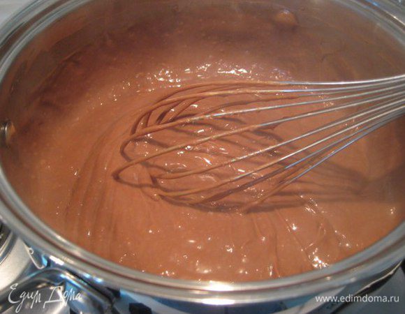 Какао процедить через ситечко, влить тонкой струйкой в желтки, не прекращая взбивать.
Массу перелить в сотейник, варить 5 минут, постоянно помешивая до загустения.
Шоколад поломать на кусочки, добавить в горячий крем, тщательно размешать до растворения шоколада.
Крем накрыть пищевой пленкой, касаясь крема, чтобы не образовалась корочка на поверхности. Остудить до комнатной температуры, затем переставить в холодильник.
Крема получается много, у меня немного осталось, мы съели его с печеньем.