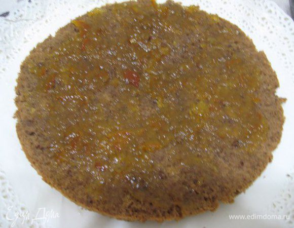 Нижний корж пропитать сиропом, смазать тонким слоем джема, затем щедро кремом, накрыть вторым коржом, повторить действия, накрыть третим коржом.