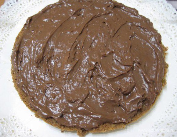 Третий верхний корж пропитать сиропом. Торт сверху и бока обмазать кремом.