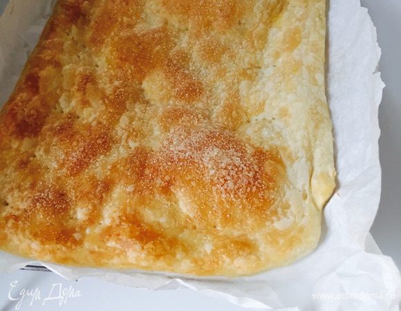 Ой, забыла написать, что корж надо запечь слоеный! Раскатать половину теста под размер противня, наколоть вилкой, посыпать сахаром и запечь при 200°C минут 20. Остудить. Вторую половину теста можете использовать как угодно или же оставить в морозильнике до востребования.