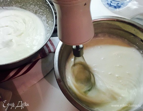 Опять вернемся к крему, когда он схватится, взбиваем холодные сливки до мягких пиков. Потом взбиваем крем, потом смешиваем их в несколько приемов.