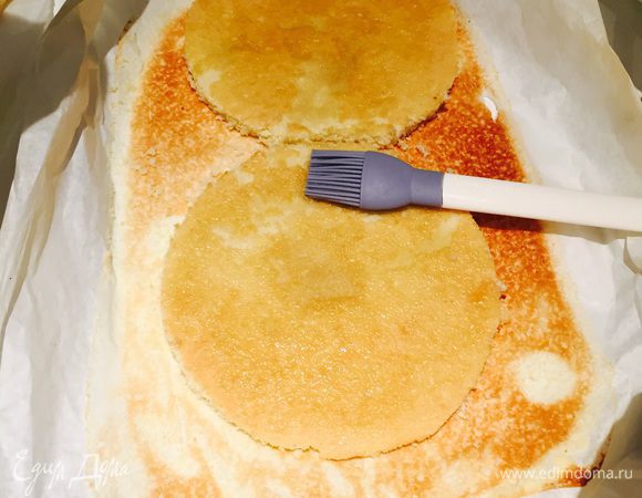 Уфф, сборка! Вырезаем два круга диаметром 18 см из бисквитного коржа. Я пропитала их простым сиропом (сахар с водой в равных количествах прогрела).