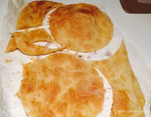 Вырезаем такие же круги из слоенного теста, ммм, за обрезками у меня очередь стояла...