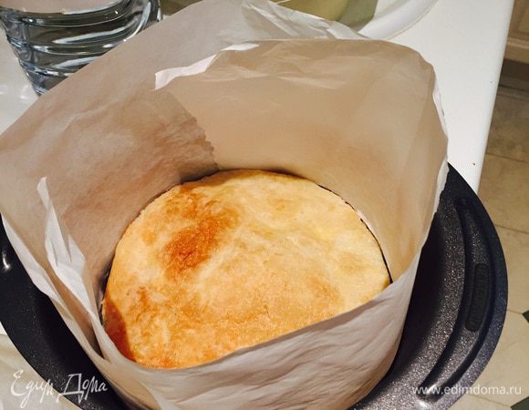 Берем форму (18 см) бока застилаем бумагой. На дно кладем слоенный корж.