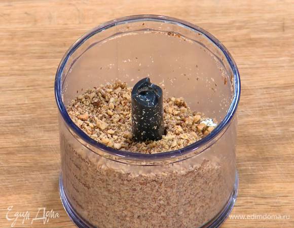 Миндаль измельчить в блендере в мелкую крошку.