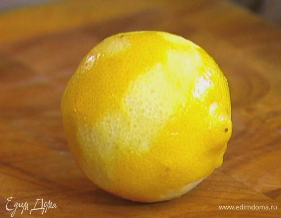 Цедру лимона натереть на мелкой терке.