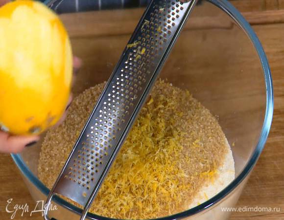 Измельченный миндаль соединить с манкой, сахаром, разрыхлителем и лимонной цедрой.