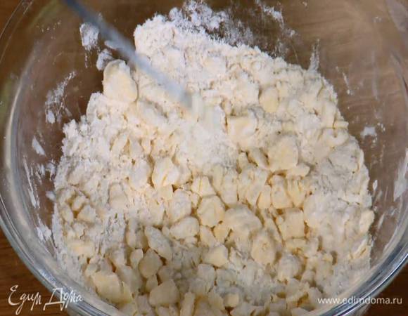 Просеянную муку соединить с нарезанным маслом и все порубить ножом в крошку.