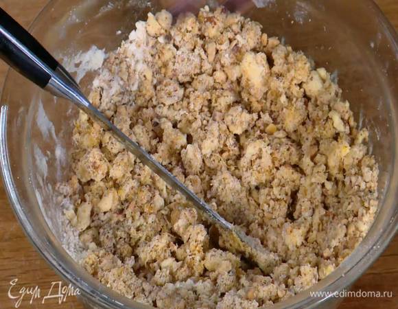 Всыпать миндаль с манкой и сахаром, посолить, добавить желтки и все еще немного порубить ножом.