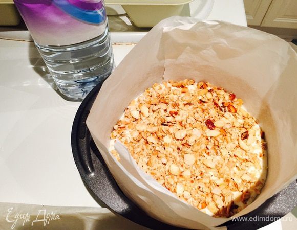 Выливаем на него немного крема, укладываем бисквитный корж. Потом много крема (чуть меньше чем половина). Щедро засыпаем все нашими орешками.