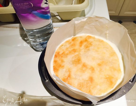 Потом опять много крема, бисквит, остатки крема и слоенный корж, который и завершает всю эту композицию. В холодильник минимум на 4 часа.