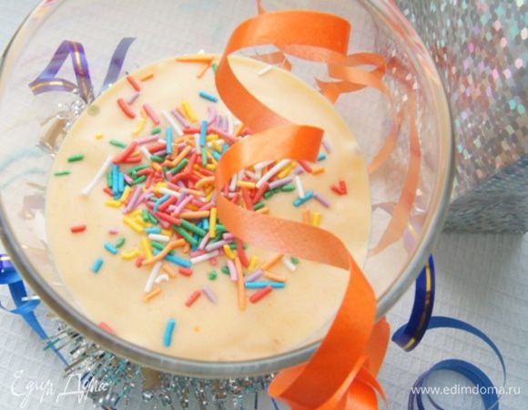 Перелить коктейль в бокалы и украсить кондитерской посыпкой.
