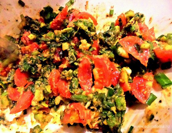 Помидоры дольками, измельчённый базилик, зелёный лук и мягкое масло с приправами смешиваем. 