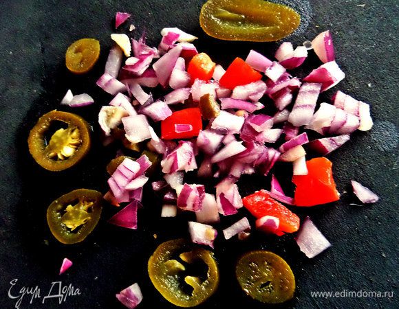 Лук, чеснок, сладкий перец и перчик пепперони измельчаем. 