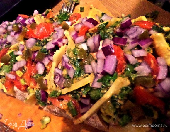 Заталкиваем в прорези масляную массу. Сверху распределяем, прижимая, лук с перчиками. 