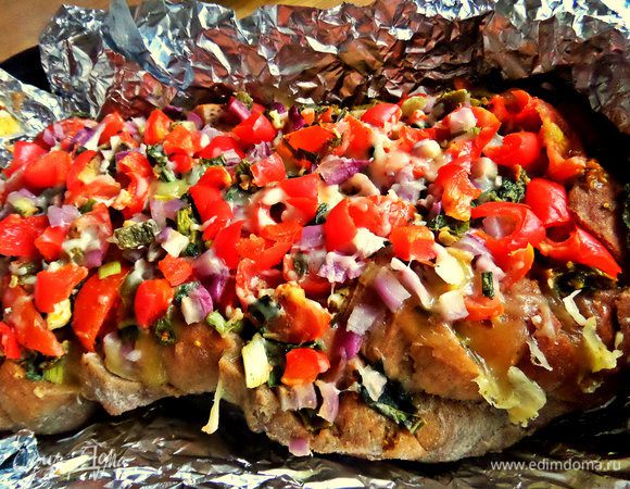 В процессе фольгу разворачиваем. Запекаем до расплавления сыра и нужной вам румяности.