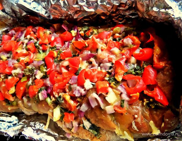 Когда начинка пропитает весь хлеб и появится сырная корочка, вынимаем из духовки и переносим на стол. Можно подать прямо в фольге.