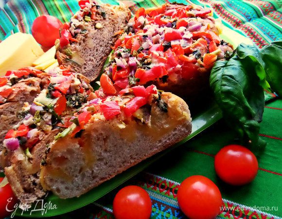 Белую чиабатту сразу съели сын с друзьями (осталась только горбушка), поэтому снимаю серую, с добавлением ржаной муки.