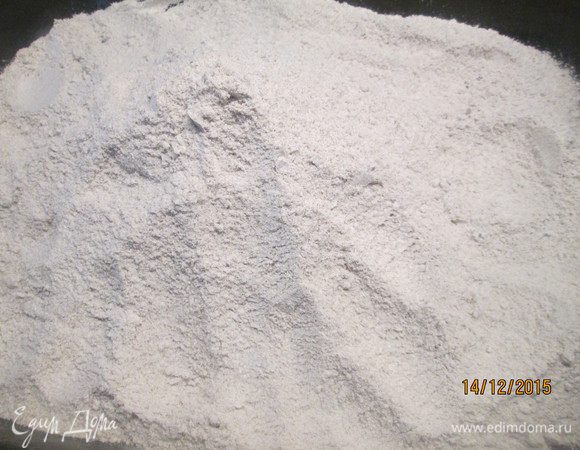 Насыпаем муку в противень и хорошо прогреваем в разогретой до 180°C духовке. Следим, чтобы мука прогрелась полностью, перемешиваем ее изредка.
Духовку отключаем, но муку не достаем.