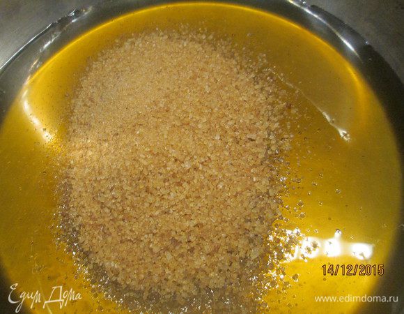 Пока мука теплая стоит в духовке, готовим "медовый сироп".
Для этого на водяной бане в кастрюльке растворяем в меду сахар, масло. Ждем полного растворения, но не доводим до кипения.