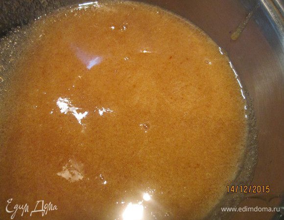 После полного растворения сахара, добавляем 40% напиток — ром, коньяк, водку, кальвадос, бальзам и т.д., у кого, что в наличии. Перемешиваем. 