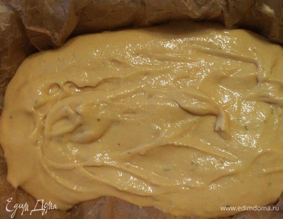 Форму выстелить пекарской бумагой и вылить тесто.