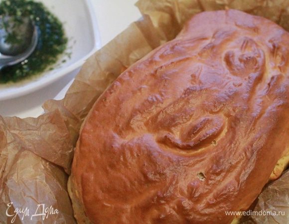 Выпекать 25 минут. Зелень и чеснок измельчить и смешать с маслом, добавить крупную соль. Перемешать. Достаем нашу булку из духовки и сразу натираем чесночной смесью. Дать постоять хлебушку 5 минут и сразу подавать к столу.