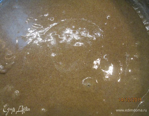 Далее завариваем в горячем медовом сиропе ржаную муку, сначала добавляя 1/3 ее часть, медленно всыпая и постоянно размешивая. 
