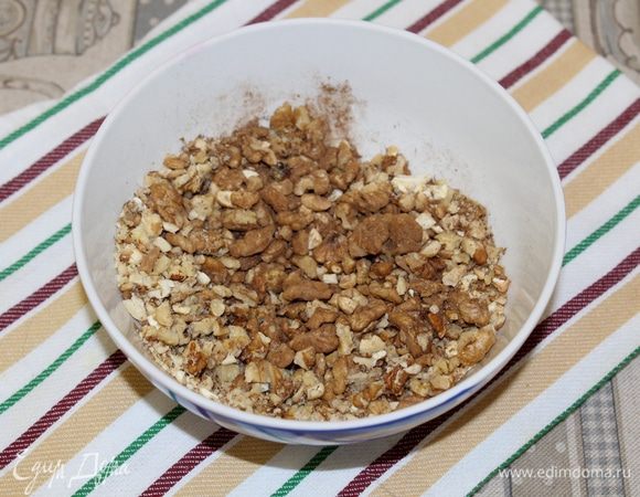 Смешайте измельченные орехи с корицей.