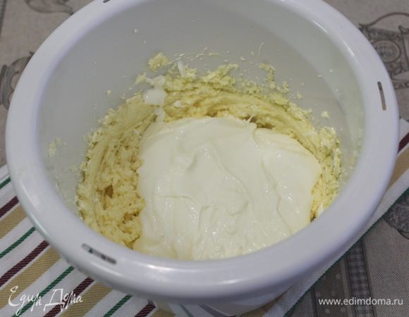 Мягкое сливочное масло взбить с сахаром до бела, затем добавить сметану, снова взбить.