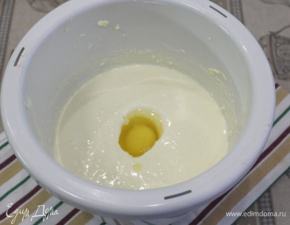 В сметанную смесь добавляем по одному яйца и продолжаем взбивать.