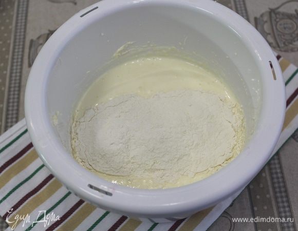 Затем просеиваем муку с разрыхлителем и содой, перемешиваем, но не долго.