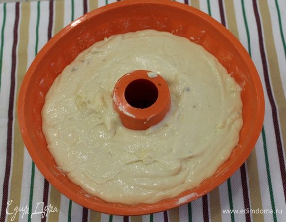 Покрыть орехи второй половиной теста.