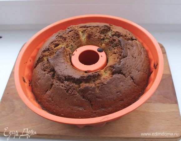 Поставить в разогретую духовку 175-180°C на 1 час, готовность проверяем шпажкой. При необходимости во время выпечки кекса, закрыть его фольгой.