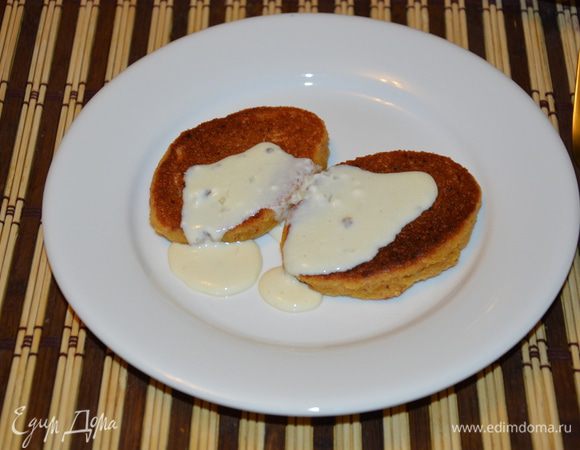 Для соуса плавленый сыр и молоко разогреть в микроволновке, добавить чуток горчицы, немного измельченного чеснока, тщательно размешать.
