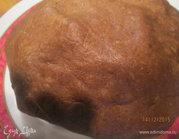 Наберемся терпения — дадим медовой массе остыть до температуры тела.
Остывание должно протекать при комнатной температуре. В это время тесто приобретает свои лучшие пряничные качества!

В теплую медовую массу добавляем соду, растворенную в молоке. Вбиваем, по одному яйца, и постепенно вводим остальную муку — замешиваем эластичное тесто. Готовое тесто должно быть пластичным, не очень прилипать к столу.
Пряничное тесто не должно быть крутым.