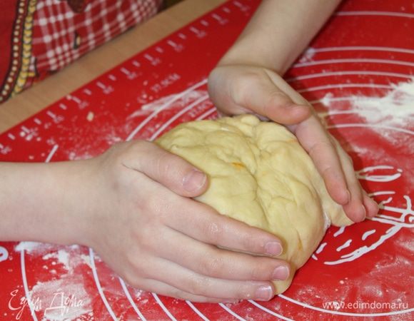 Замесить мягкое, слегка липкое тесто. Чтобы тесто не липло, убрать его на 30 минут в холодильник.