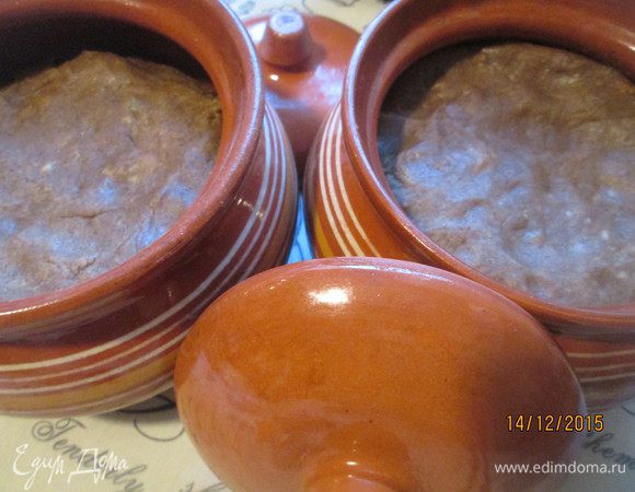 Раскладываем тесто по горшочкам, накрываем льняной, а лучше холщовой тканью. Сверху прикрываем крышкой и убираем в холодное место.
Набираемся терпения на три недели.
В следующем году надеюсь еще раньше начать "колдовать" с этим тестом! Удачи вам и с наступающими новогодними праздниками!