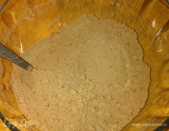 В небольшой миске смешайте сухие ингредиенты: муку, какао, разрыхлитель, растворимый кофе, соль (можно все просеять через сито).