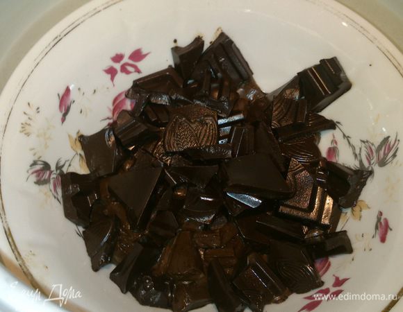 Растопите горький шоколад на водяной бане, остудите.
Отдельно взбейте масло с сахаром до получения воздушной массы, вбейте яйцо. Добавьте растопленный шоколад.