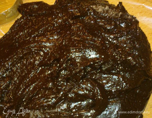 Постепенно добавьте мучную смесь, добавьте столовую ложку молока.
Тесто выложите на целлофан, сформируйте "блинчик", заверните и отправьте в холодильник на 45 минут до затвердевания.
