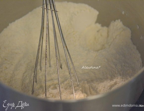 Смешать муку 3 стакана, сухие активные дрожжи, соль и сахар.